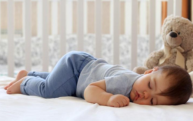 Trẻ ngủ gối và trẻ ngủ không kê gối lớn lên sẽ có 3 điểm khác nhau rõ rệt: Không chỉ về IQ, bố mẹ nên lưu ý để thay đổi kiểu ngủ cho con - Ảnh 1.