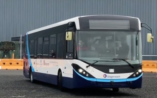 Xe bus tự lái đầu tiên của Anh đi thử nghiệm trên đường ở Scotland