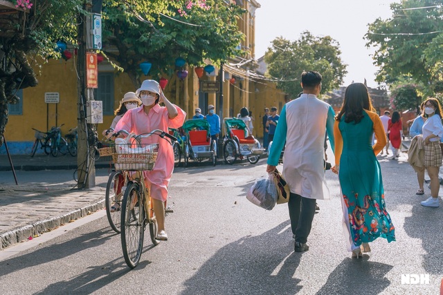 Khách đến Hội An đông vui trước thềm 30/4-1/5, bất ngờ trước những điều mới lạ của phố cổ - Ảnh 1.