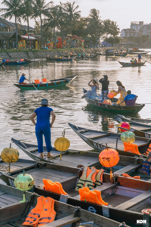 Khách đến Hội An đông vui trước thềm 30/4-1/5, bất ngờ trước những điều mới lạ của phố cổ - Ảnh 10.