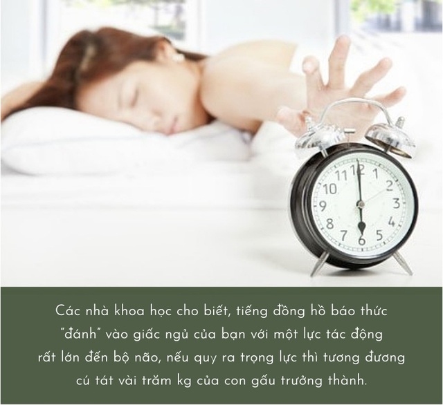 3 thứ không nên đặt đầu giường, có thể gây mất ngủ, rụng tóc, lão hóa nhanh - Ảnh 2.