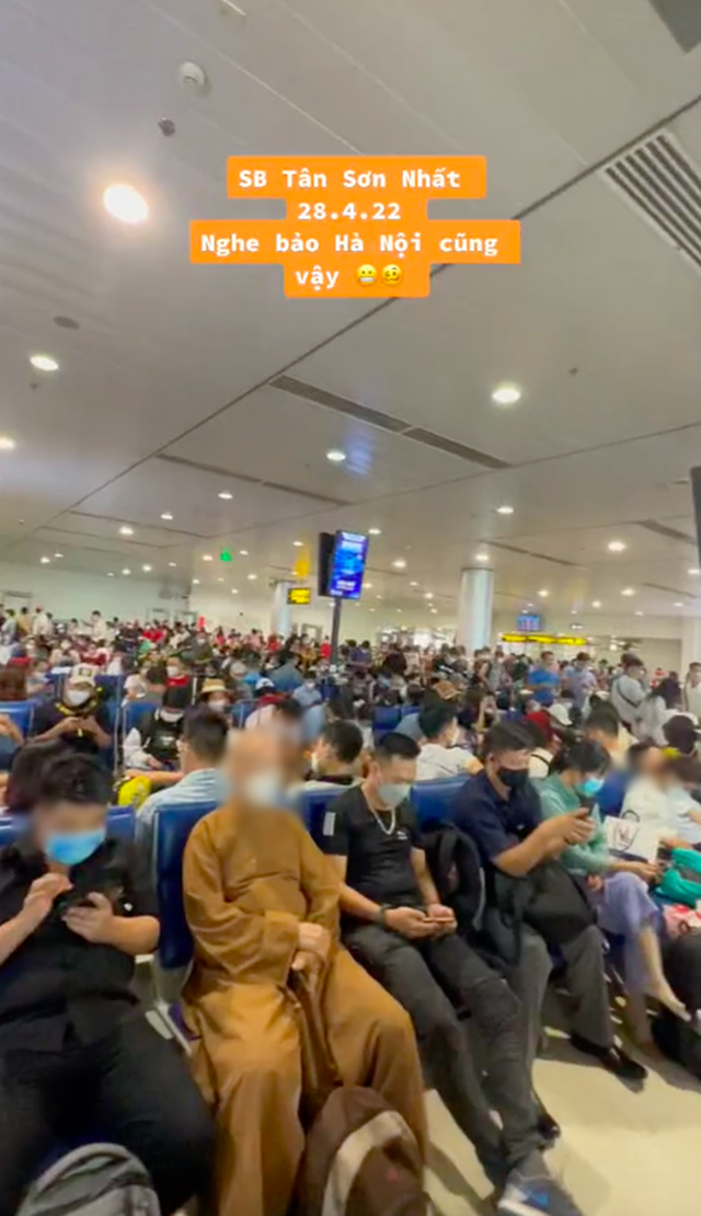 Sân bay TP.HCM đông kín người dù chưa đến ngày nghỉ lễ, số lượng du khách cao kỷ lục, vượt cả Tết Nguyên đán - Ảnh 2.