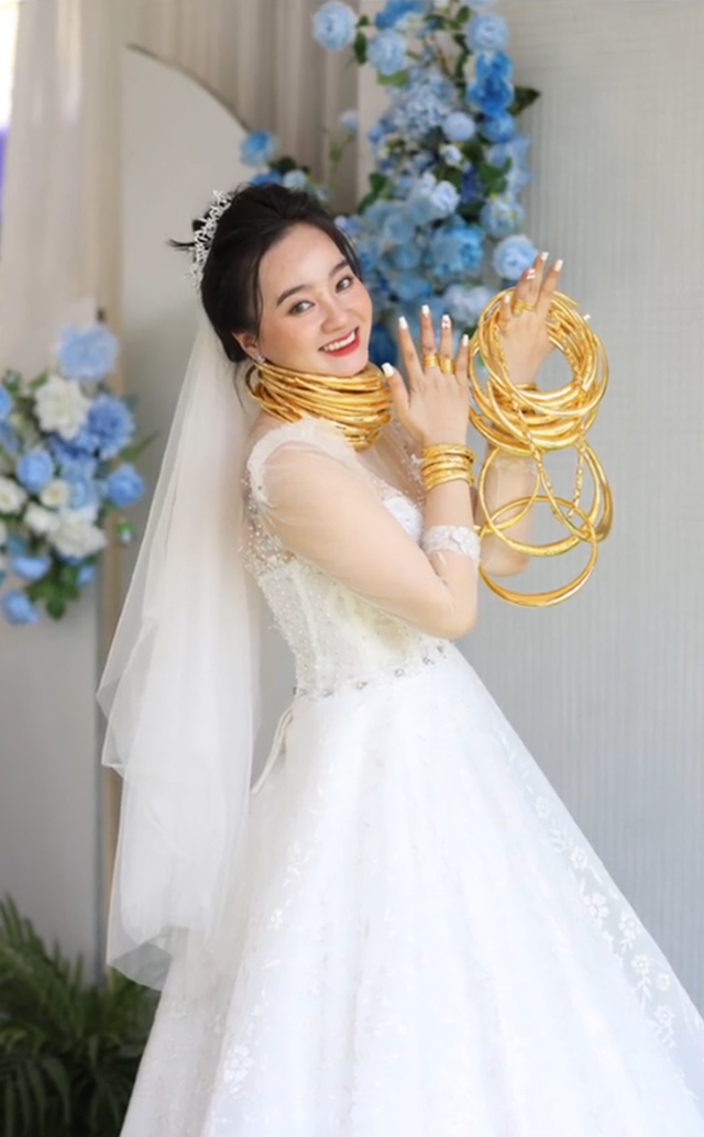  Chú rể Bình Phước phụ cô dâu đeo 40 cây vàng trong ngày cưới, tiết lộ gia thế gây choáng - Ảnh 1.