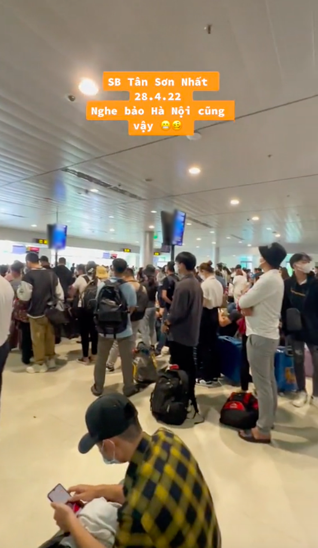 Sân bay TP.HCM đông kín người dù chưa đến ngày nghỉ lễ, số lượng du khách cao kỷ lục, vượt cả Tết Nguyên đán - Ảnh 3.