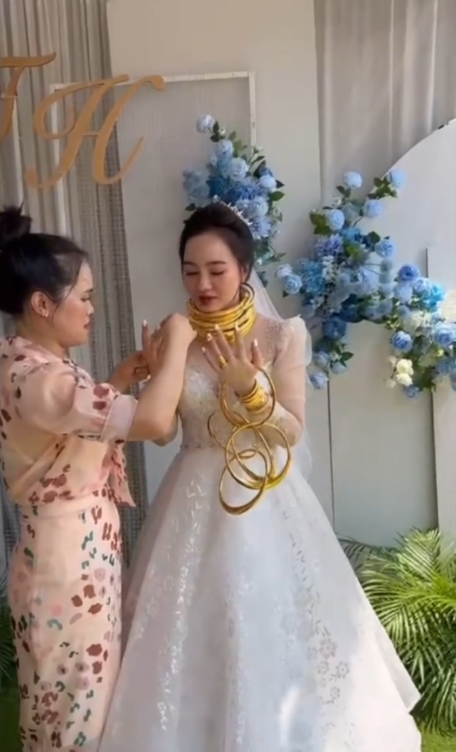  Chú rể Bình Phước phụ cô dâu đeo 40 cây vàng trong ngày cưới, tiết lộ gia thế gây choáng - Ảnh 3.