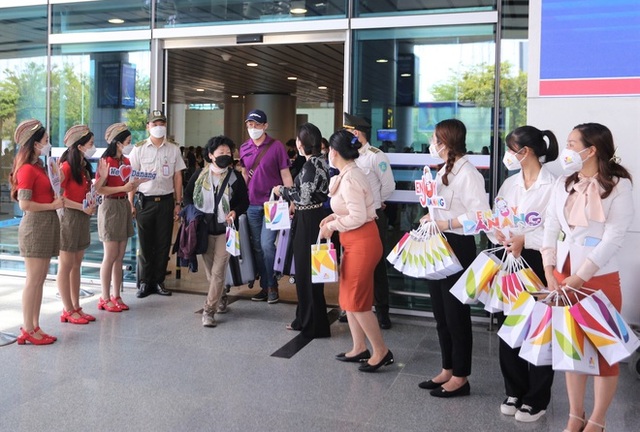  Đà Nẵng đón chuyến bay đầu tiên từ Hàn Quốc sau 2 năm đóng băng - Ảnh 4.