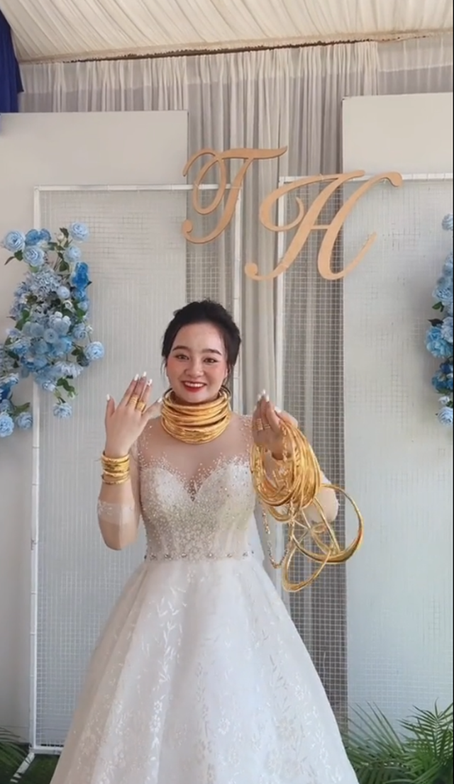  Chú rể Bình Phước phụ cô dâu đeo 40 cây vàng trong ngày cưới, tiết lộ gia thế gây choáng - Ảnh 4.