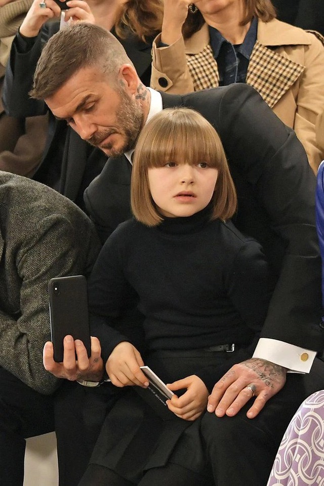 2 ái nữ nổi tiếng nhất Hollywood dậy thì ra sao? Suri Cruise lột xác như người mẫu, Harper Beckham mũm mĩm đầy đáng yêu - Ảnh 5.