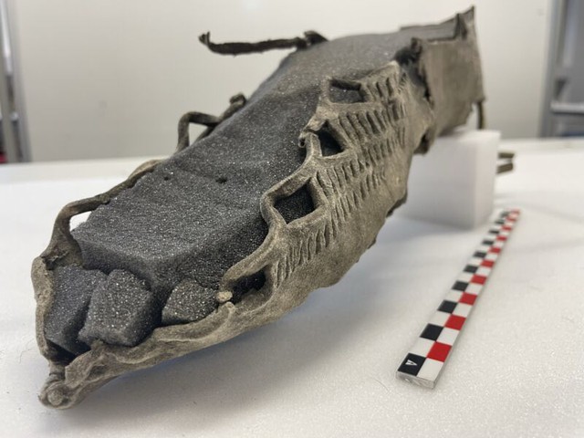 Băng tan trên núi Na Uy để lộ một chiếc giày 1.500 năm tuổi, chứa đựng bí mật thời trang cổ đại - Ảnh 1.
