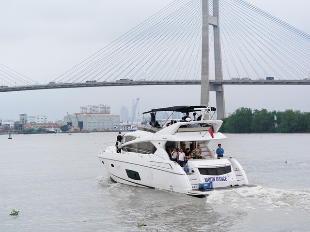 Sau bay trực thăng, sắp có tour du thuyền hạng sang trên sông Sài Gòn - Ảnh 1.