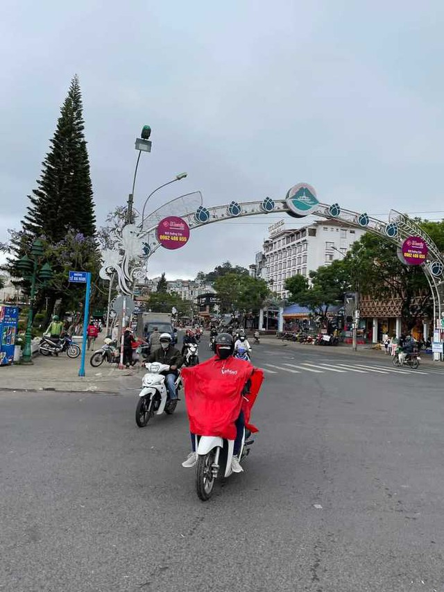 Cảnh tượng trái ngược ở Đà Lạt vào dịp lễ năm nay: Trung tâm thành phố vắng tanh còn khu vực lân cận lại đông nghịt - Ảnh 1.