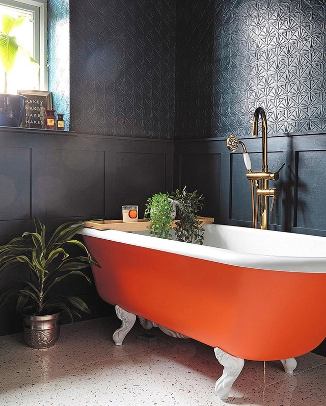 Cho phòng tắm gia đình thêm phần rực rỡ với điểm nhấn là chiếc bồn tắm đầy màu sắc - Ảnh 1.