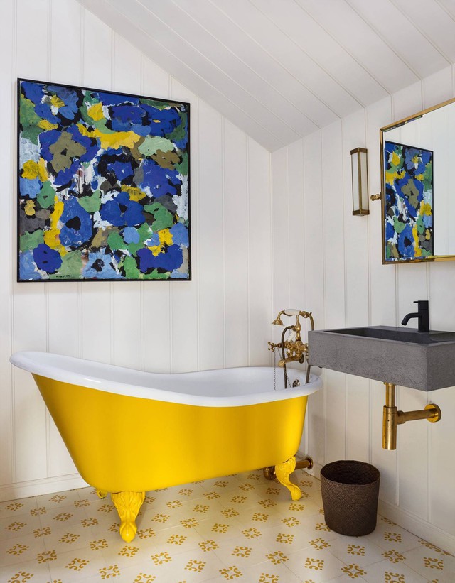 Cho phòng tắm gia đình thêm phần rực rỡ với điểm nhấn là chiếc bồn tắm đầy màu sắc - Ảnh 2.