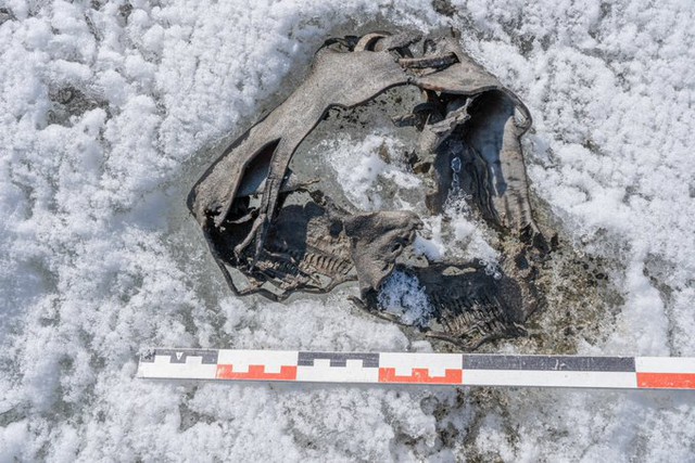 Băng tan trên núi Na Uy để lộ một chiếc giày 1.500 năm tuổi, chứa đựng bí mật thời trang cổ đại - Ảnh 5.