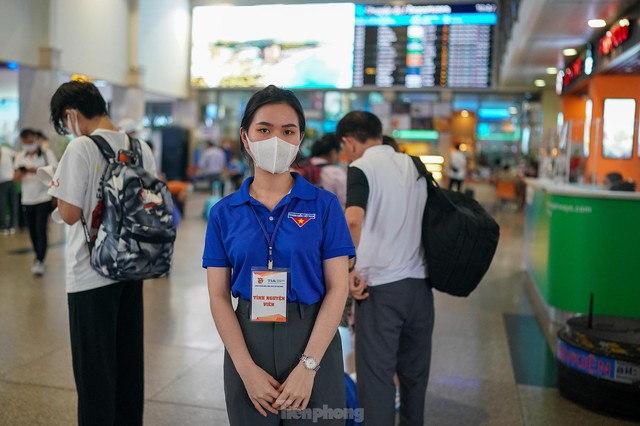 Hình ảnh đối lập ở sân bay Tân Sơn Nhất sáng 30/4 - Ảnh 10.