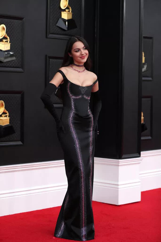 Những bộ đầm đẹp, độc trên thảm đỏ Grammy 2022 - Ảnh 2.