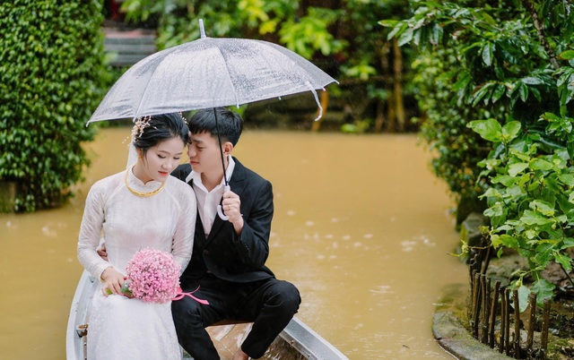 Cảnh tượng hiếm hoi trong lễ đính hôn giữa tháng 4 của cô dâu chú rể Quảng Trị - Ảnh 1.