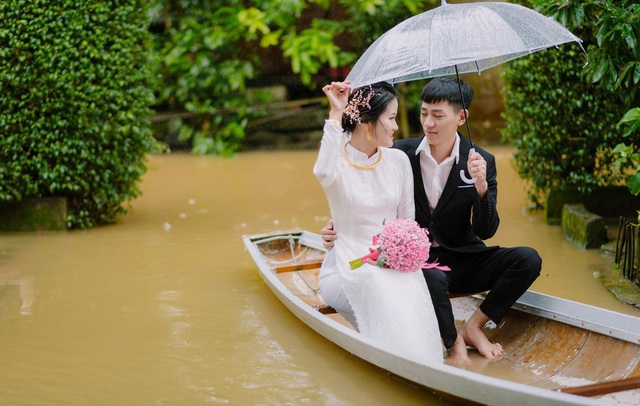 Cảnh tượng hiếm hoi trong lễ đính hôn giữa tháng 4 của cô dâu chú rể Quảng Trị - Ảnh 2.
