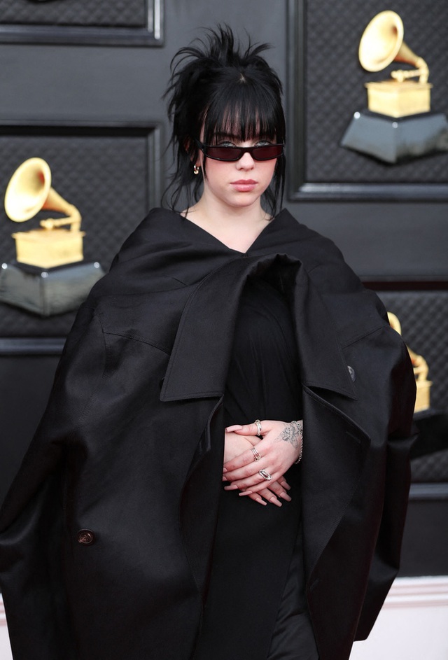 Những bộ đầm đẹp, độc trên thảm đỏ Grammy 2022 - Ảnh 11.