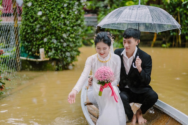 Cảnh tượng hiếm hoi trong lễ đính hôn giữa tháng 4 của cô dâu chú rể Quảng Trị - Ảnh 5.