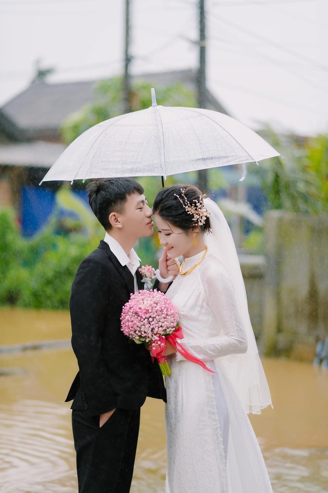 Cảnh tượng hiếm hoi trong lễ đính hôn giữa tháng 4 của cô dâu chú rể Quảng Trị - Ảnh 6.