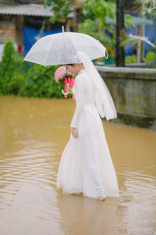 Cảnh tượng hiếm hoi trong lễ đính hôn giữa tháng 4 của cô dâu chú rể Quảng Trị - Ảnh 7.