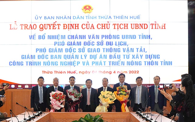 Lãnh đạo tỉnh chụp ảnh lưu niệm với các cán bộ được bổ nhiệm. Ảnh: thuathienhue.gov.vn