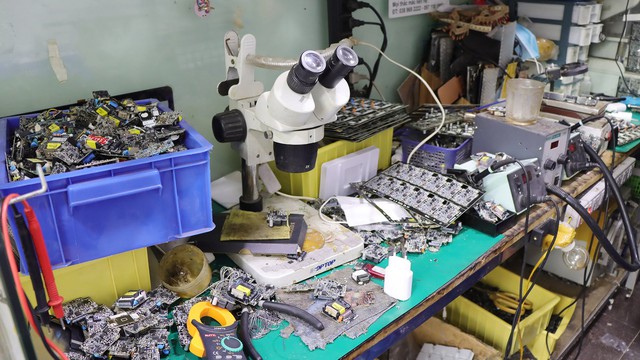 Hà Nội: Triệt phá cơ sở gia công, lắp ráp, hô biến sạc điện thoại “rởm” thành hàng chính hãng Samsung với giá chỉ 25.000 đồng - Ảnh 6.