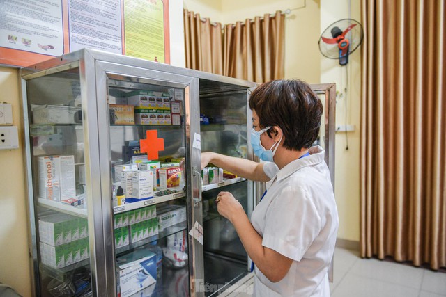 Trường tiểu học ở Hà Nội gấp rút chuẩn bị đón học sinh học trực tiếp - Ảnh 2.