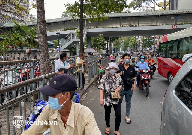  Vỉa hè được rào chắn để dành cho người đi bộ nhưng bị chiếm dụng thành bãi giữ xe ở BV Chợ Rẫy - Ảnh 11.