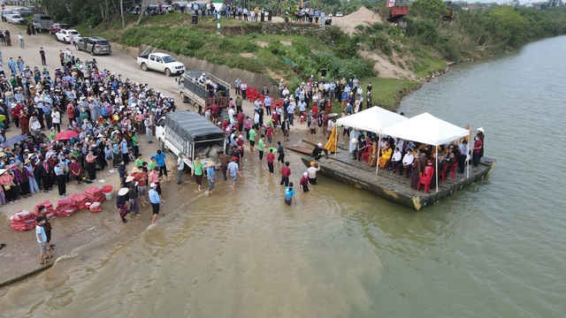  Ảnh: Hàng trăm phật tử và người dân xuống sông Lam phóng sinh 12 tấn cá - Ảnh 1.