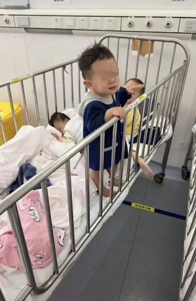 Xót xa hình ảnh trong khu cách ly trẻ em ở Thượng Hải: Các bé gào khóc, bơ vơ không ai chăm sóc và cảnh báo đáng lo từ chuyên gia y tế - Ảnh 4.
