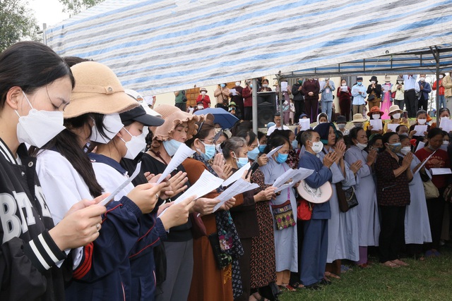  Ảnh: Hàng trăm phật tử và người dân xuống sông Lam phóng sinh 12 tấn cá - Ảnh 7.