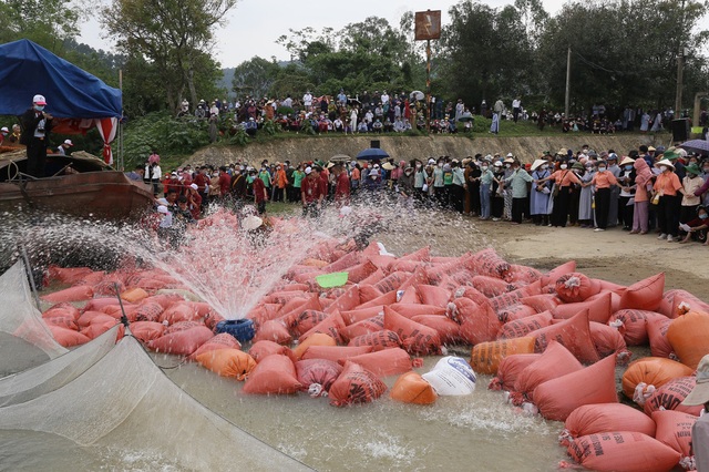  Ảnh: Hàng trăm phật tử và người dân xuống sông Lam phóng sinh 12 tấn cá - Ảnh 8.