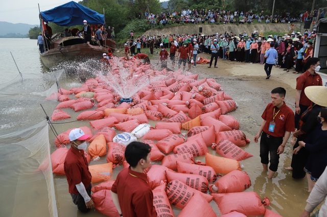  Ảnh: Hàng trăm phật tử và người dân xuống sông Lam phóng sinh 12 tấn cá - Ảnh 9.