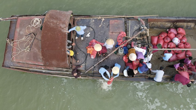  Ảnh: Hàng trăm phật tử và người dân xuống sông Lam phóng sinh 12 tấn cá - Ảnh 10.