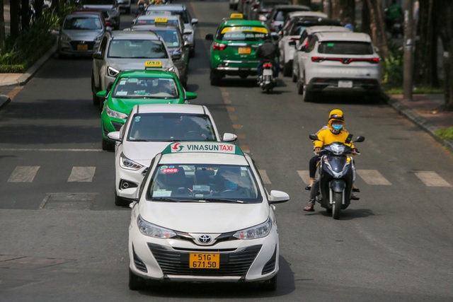  Taxi, xe công nghệ chật vật với giá xăng  - Ảnh 1.