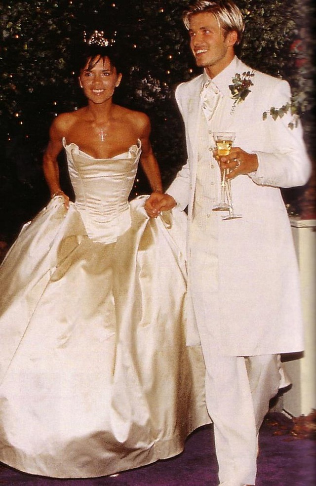 Váy cưới của dâu mới nhà Beckham: liệu sẽ hoành tráng như mẹ chồng hay giản đơn giống mẹ ruột? - Ảnh 2.
