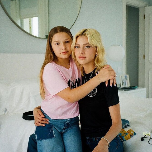 Con gái út của Victoria Beckham chung khung hình với chị dâu: Style chẳng hề lép vế, nhan sắc lại càng không!  - Ảnh 2.