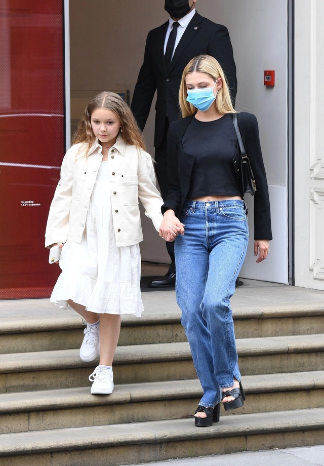 Con gái út của Victoria Beckham chung khung hình với chị dâu: Style chẳng hề lép vế, nhan sắc lại càng không!  - Ảnh 3.