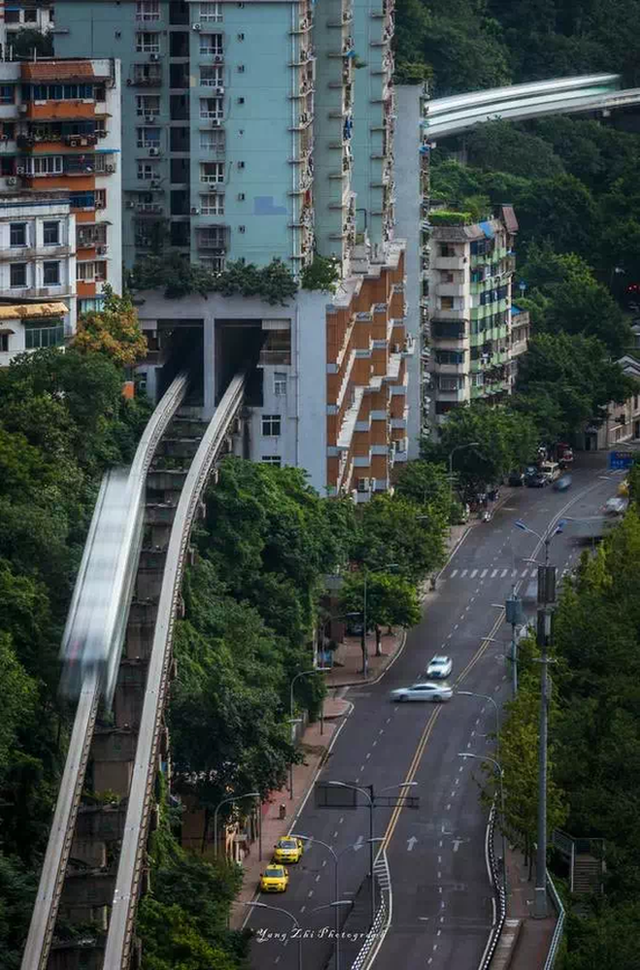 (Clip) Những cú sốc khi đến Trùng Khánh: Bấm thang máy lên tầng 15 mở ra là mặt đường, thành phố ma trận không dành cho những kẻ mù đường - Ảnh 7.