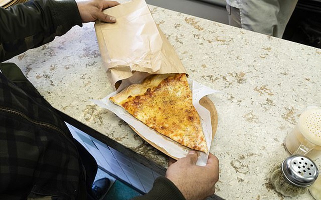 Lạm phát nhìn từ bánh pizza: Dân Mỹ bắt đầu cảm nhận rõ ràng áp lực đang đè nặng, muốn tìm hàng ăn trưa giá 'mềm' cũng khó