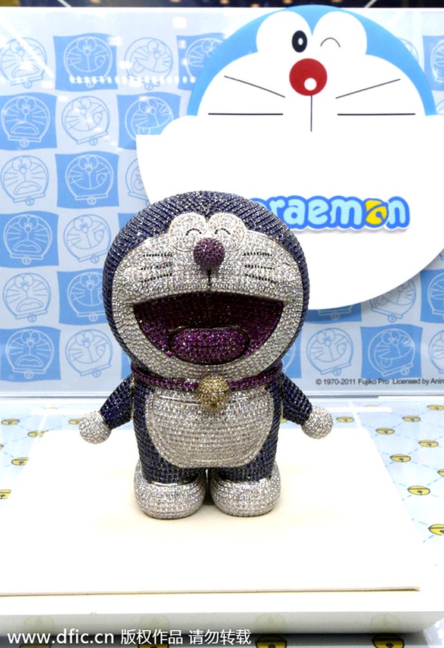 Tượng Doraemon giá 1,28 triệu USD, quần áo in hình giá hơn 5.000 USD - Ảnh 1.