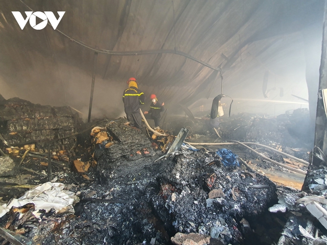 Cháy lớn tại kho hàng của công ty Việt Pan Pacific ở Bắc Giang - Ảnh 3.