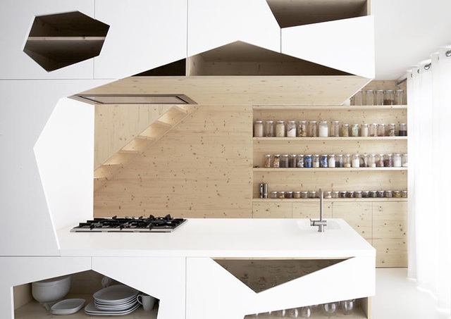 Căn bếp nhỏ đẹp tinh tế và hiện đại vì được sơn trắng toàn bộ không gian kết hợp nội thất gỗ - Ảnh 3.