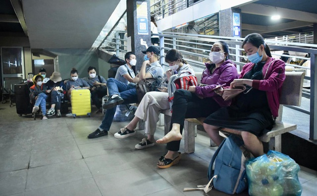  Hà Nội: Đông nghẹt người dân xếp hàng chờ mua vé, đứng vạ vật bên đường chờ đợi bắt xe về quê nghỉ lễ Giỗ Tổ Hùng Vương - Ảnh 5.