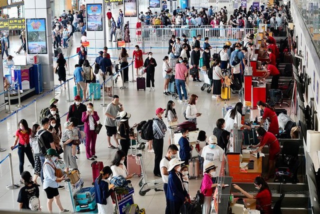  Sân bay Nội Bài, ga Hà Nội tấp nập khách ngày đầu nghỉ Giỗ Tổ  - Ảnh 1.