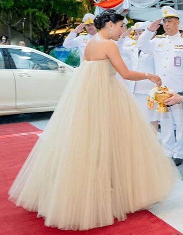  Nàng Công chúa Thái Lan 9 tuổi mới được công nhận danh phận: Nhan sắc “rất lạ” mà gu thời trang thì đỉnh cấp, ai dám chê phải ngồi tù - Ảnh 11.