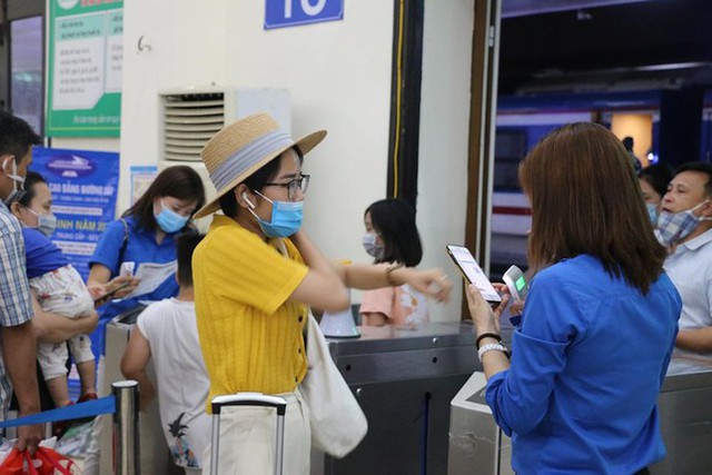  Sân bay Nội Bài, ga Hà Nội tấp nập khách ngày đầu nghỉ Giỗ Tổ  - Ảnh 11.