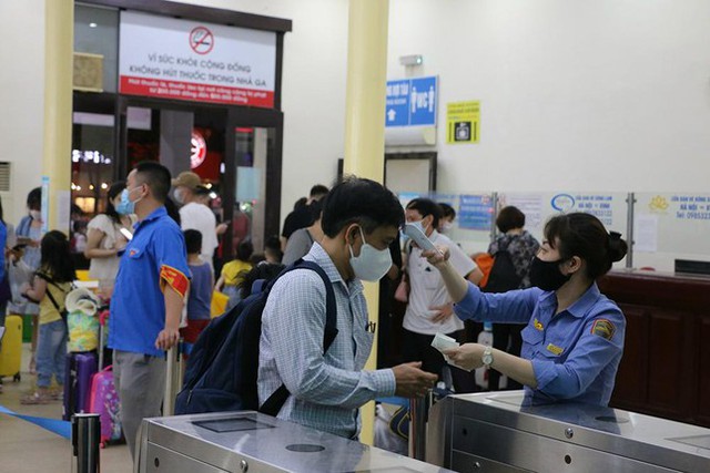  Sân bay Nội Bài, ga Hà Nội tấp nập khách ngày đầu nghỉ Giỗ Tổ  - Ảnh 12.